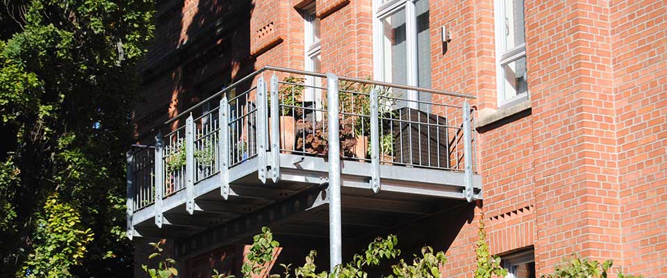 Hagedorn plant und erstellt Vorstell-Balkone aus Aluminium und Holz